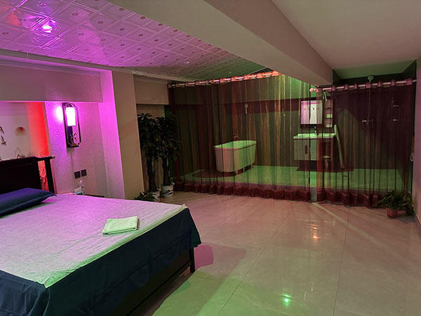 昨晚跟同事去了深圳福田区足浴男士休闲会所,特色服务项目乱人眼